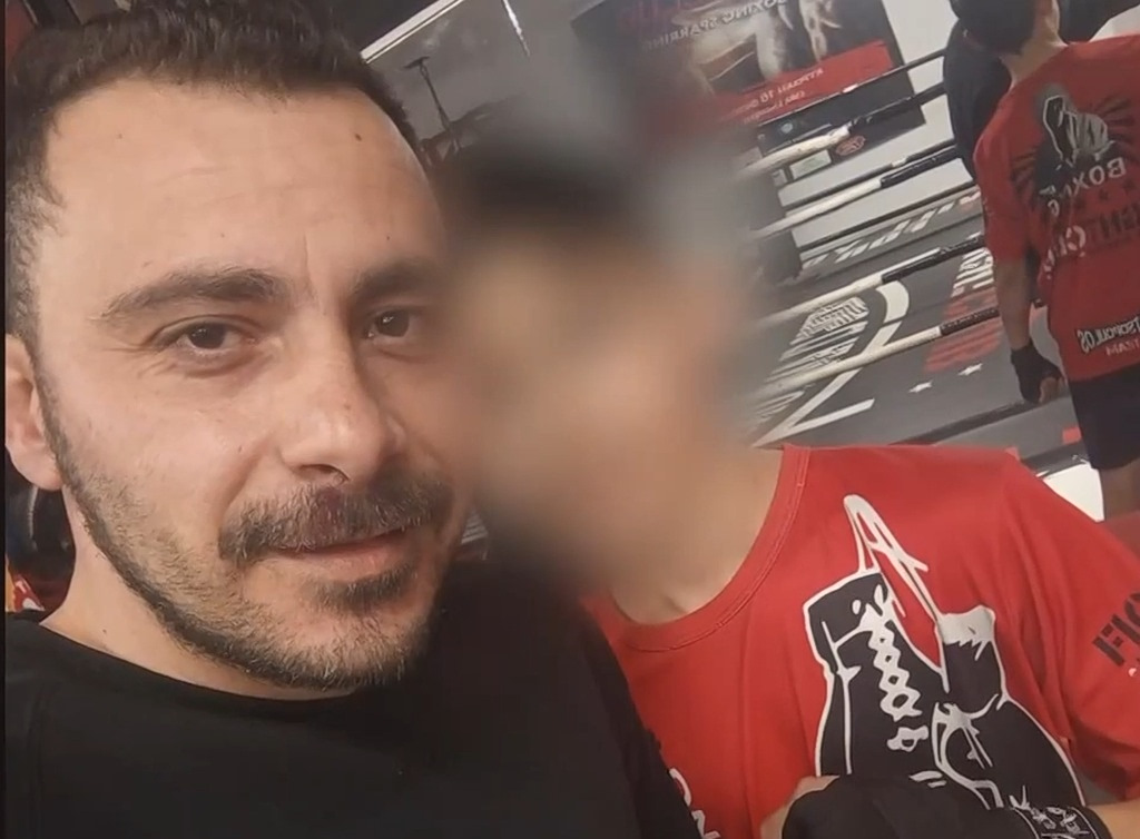 Σοκάρει ο πατέρας που έδωσε όπλο στον 12χρονο γιο του: «Το παιδί μου ζήτησε να ρίξει μια βολή, το όπλο είναι ακίνδυνο»
