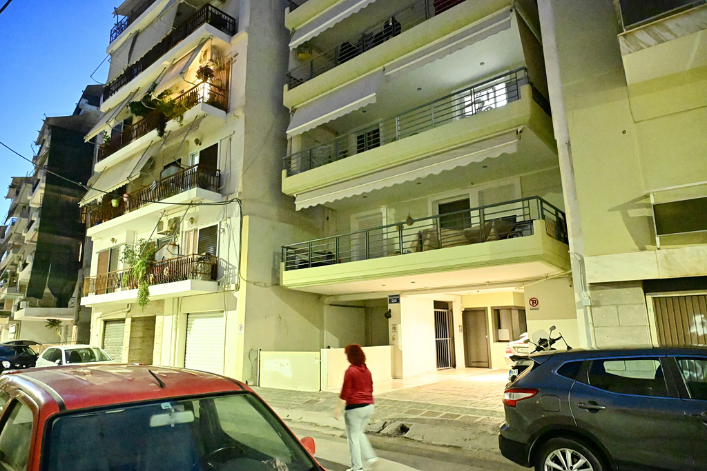 Θρίλερ στον Πειραιά με την πτώση της 24χρονης από τον 7ο όροφο – Τι ερευνά η Αστυνομία