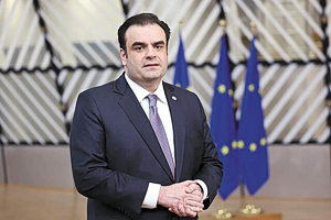 Επίσκεψη Πιερρακάκη στις «χρυσές» μαθήτριες