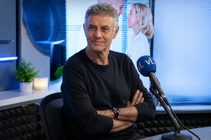 Πένθος στο «Emily in Paris»: Πέθανε γνωστός ηθοποιός μετά από γενναία μάχη με τη νόσο ALS