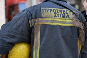 Υπό μερικό έλεγχο η φωτιά στο Μαρκόπουλο – Στο σημείο 6 οχήματα και 12 πυροσβέστες