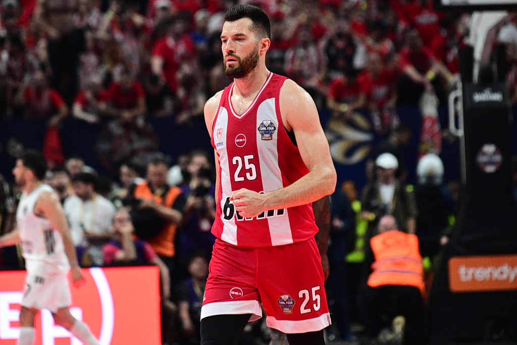 Η σέλφι του Πίτερς με τους μικρούς φίλους του Ολυμπιακού (pic)