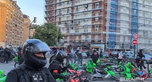 Φίλοι της Παρί Σεν Ζερμέν έστησαν μπλόκο με… ποδήλατα στην αστυνομία (vid)
