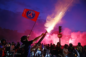 Γάμος και Champions League έγιναν ένα στους δρόμους του Παρισιού (vid)