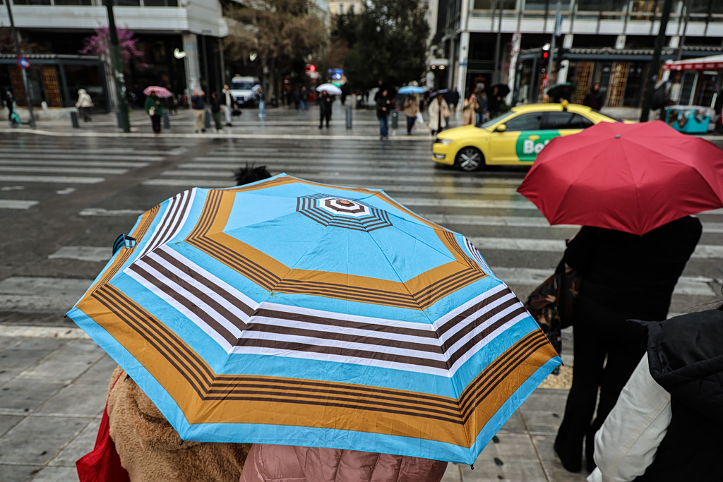 Καιρός: Βροχές, καταιγίδες και μικρή πτώση της θερμοκρασίας – Αναλυτικά η πρόγνωση του Σαββάτου