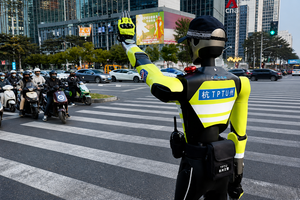Κίνα: Τα πρώτα ρομπότ – τροχονόμοι βρίσκονται πλέον στα πόστα τους – Βίντεο με τους «ρομποκοπ» σε δράση