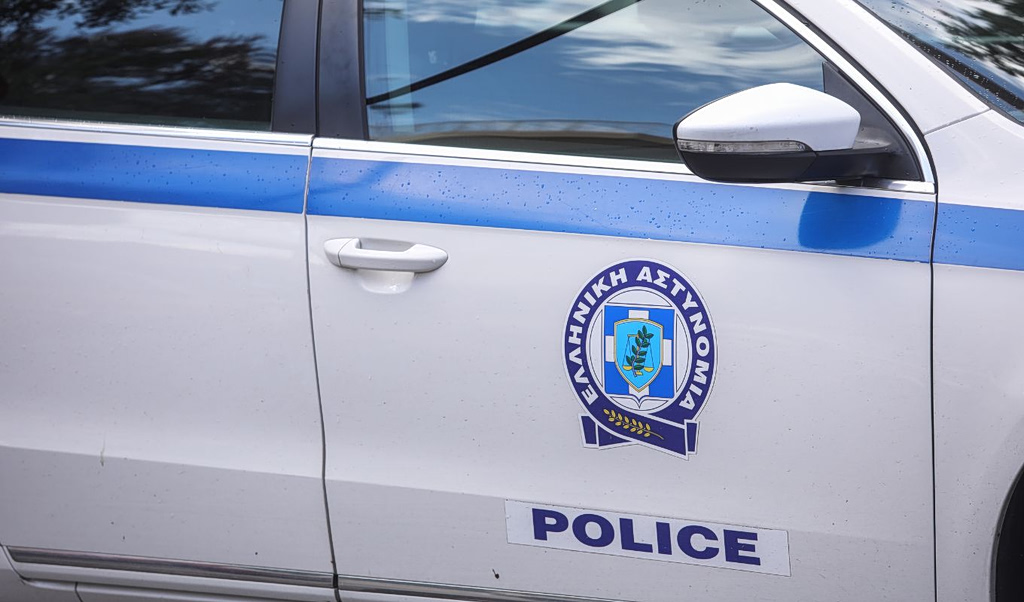 Σαλαμίνα: ΕΔΕ για την παράσυρση ανήλικης από περιπολικό – Συνελήφθη ο οδηγός