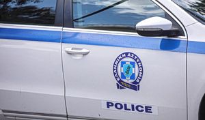 Σαλαμίνα: ΕΔΕ για την παράσυρση ανήλικης από περιπολικό – Συνελήφθη ο οδηγός
