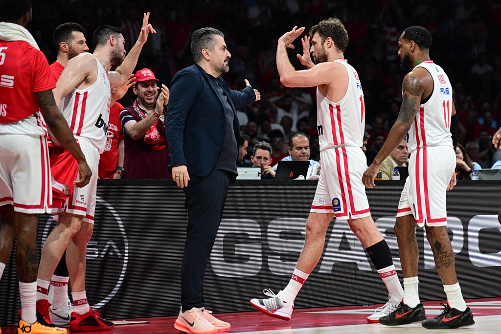 Ολυμπιακός – ΑΕΚ: Το τρίποντο buzzer beater του Βεζένκοφ από το… κέντρο! (vid)