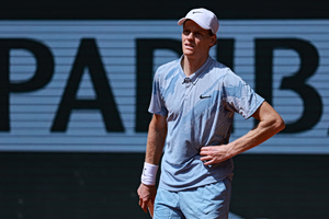 «Βόμβα» στο Roland Garros: Αποκλείστηκε ο τραυματίας Σίνερ – Ανοίγει ο δρόμος για Τσιτσιπά και τους υπόλοιπους