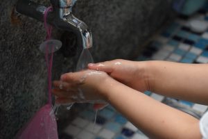 Το απλό μέτρο «ασπίδα» για παιδιά και οικογένειες