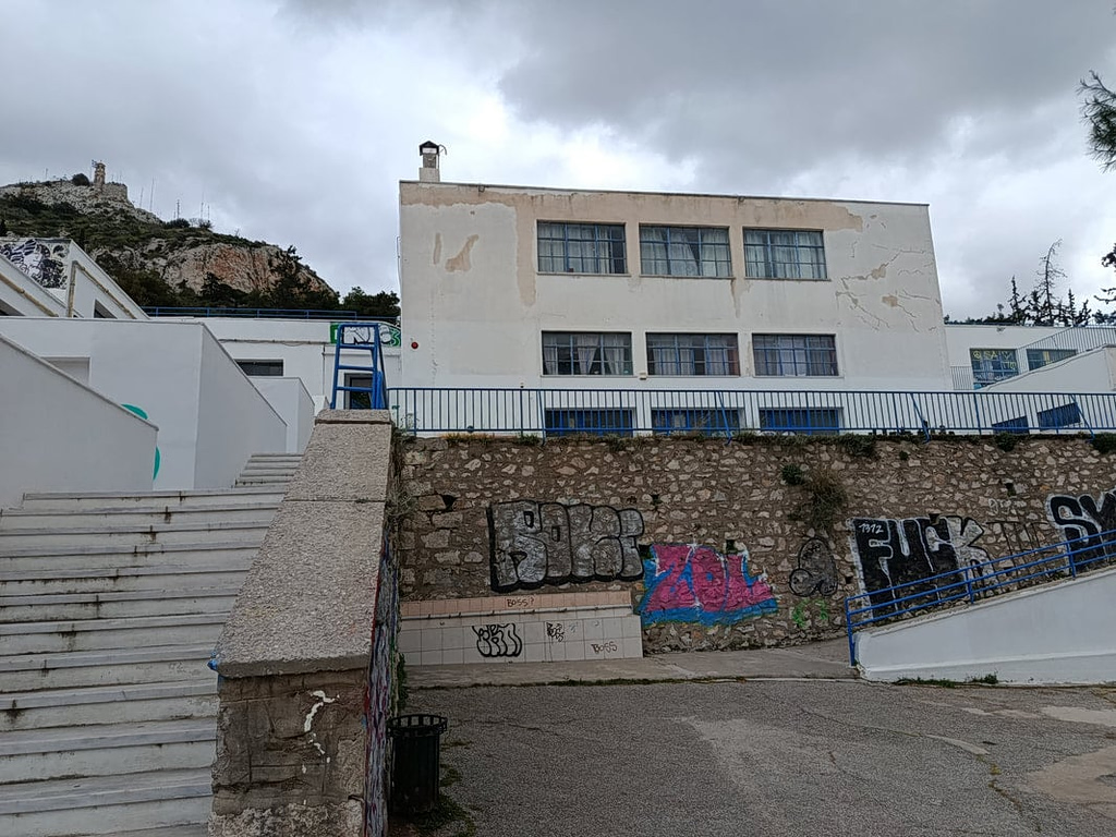 Το ιστορικό σχολείο του Πικιώνη ρημάζει στην καρδιά της Αθήνας – Σοβάδες και παράθυρα πέφτουν, εικόνες εγκατάλειψης