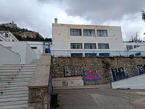 Το ιστορικό σχολείο του Πικιώνη ρημάζει στην καρδιά της Αθήνας – Σοβάδες και παράθυρα πέφτουν, εικόνες εγκατάλειψης