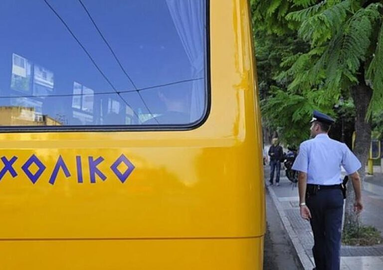 Ανατροπή σχολικού λεωφορείου στο Παλαιό Φάληρο