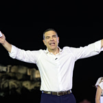 ΕΛΑΣ: Η συμβολική στιγμή που ένα μικρό κορίτσι παρέδωσε στον Τσίπρα το όνομα του νέου κόμματος (video)