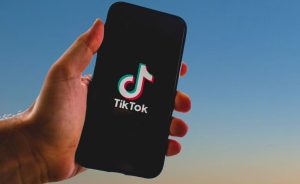 Το TikTok αλλάζει τα ταξίδια: Ξενοδοχεία, tours και εμπειρίες με λίγα clicks