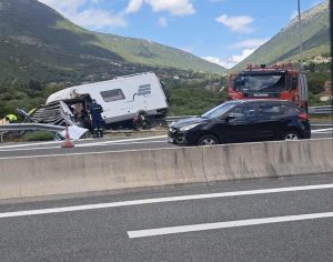 Σοκαριστικό τροχαίο στην Ιονία Οδό: Εκτροπή τροχόσπιτου με τέσσερις τραυματίες