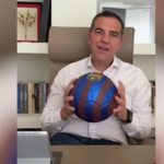 Αλέξης Τσίπρας με μπάλα Μπαρτσελόνα: Τα χρώματα του νέου κόμματος – «Φτιάχνουμε ομάδα για πρωτάθλημα»