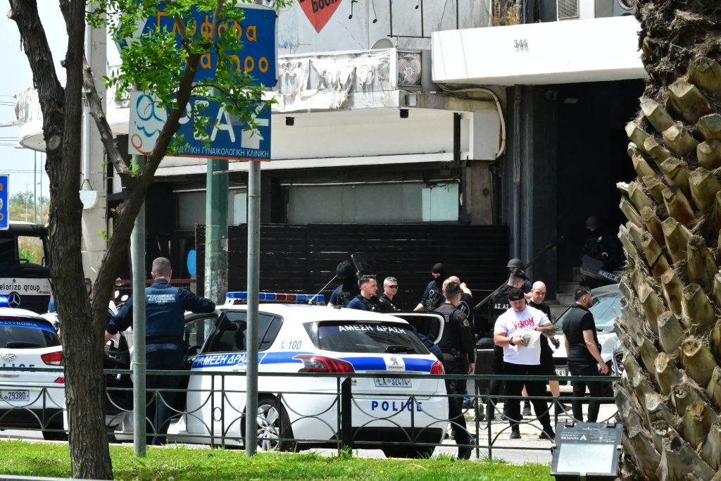 Αιματηρό επεισόδιο στην Καλλιθέα: Βίντεο ντοκουμέντο με τον 58χρονο να πυροβολεί μέσα στο μπαρ στις Τζιτζιφιές