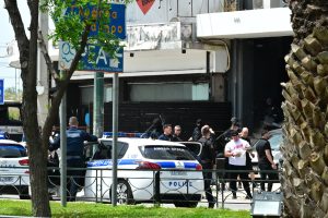 Αιματηρό επεισόδιο στην Καλλιθέα: Βίντεο ντοκουμέντο με τον 58χρονο να πυροβολεί μέσα στο μπαρ στις Τζιτζιφιές