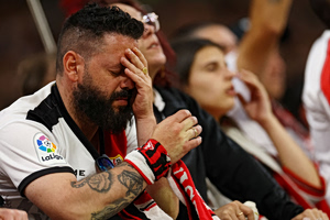 Conference League: Δάκρυα των οπαδών της Ράγιο Βαγιεκάνο για τον χαμένο τελικό (pics)