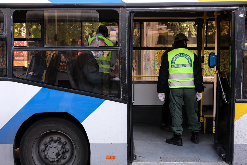 Μαρούσι: Άνδρας με λάμες από ψαλίδια μπούκαρε σε λεωφορείο και έσπειρε τον πανικό