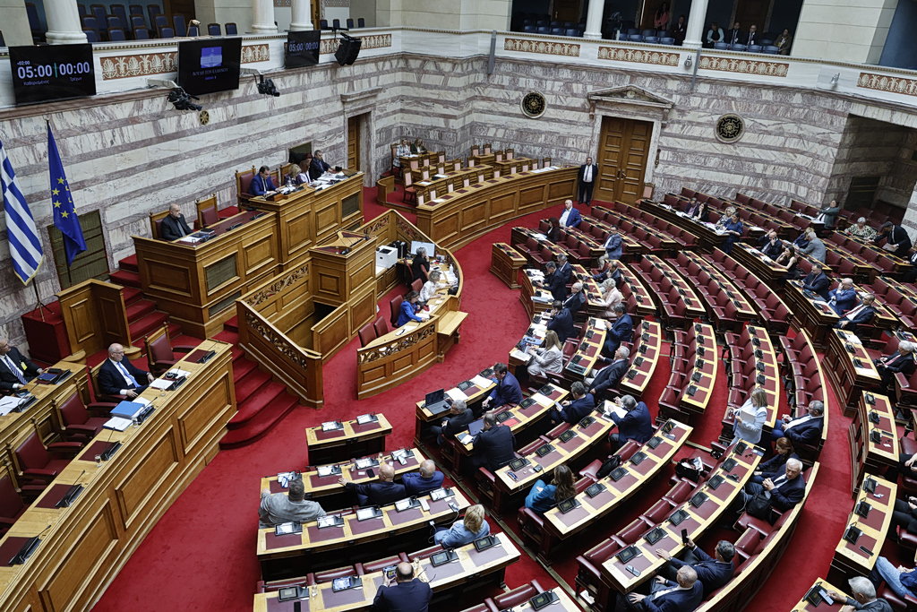 Η πολιτική παρακμή που άφησε η πτώχευση