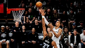 NBA: Μία νίκη μακριά απ΄ τους τελικούς της Ανατολής οι Νικς, έφεραν… τούμπα τη σειρά και προηγούνται οι Σπερς