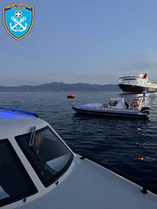 Βυθίστηκε φορτηγό πλοίο βόρεια της Άνδρου: Καρέ καρέ η διάσωση των 9 ναυτικών
