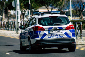 Κύπρος: Πατέρας 4 παιδιών με βίαιο παρελθόν ο αστυνομικός που πυροβόλησε τη σύζυγό του – Σε κρίσιμη κατάσταση η 46χρονη