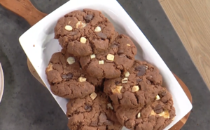 Η πιο κολασμένη συνταγή για Cookies: 3 σοκολάτες και καραμέλα που λιώνει