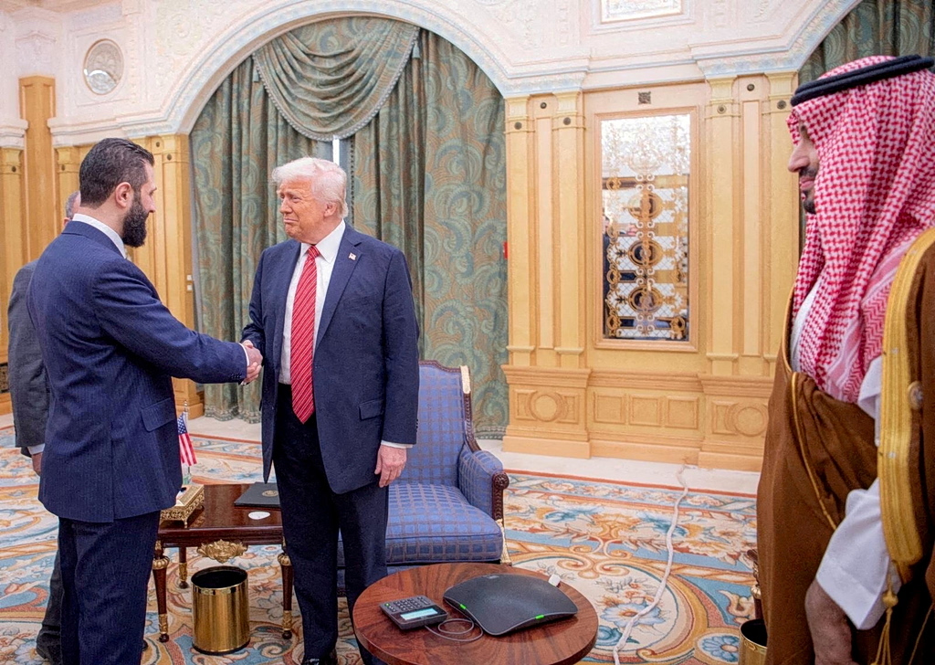 Η Συρία ζητεί στήριξη από τις ΗΠΑ: Τι συζήτησαν ο πρόεδρος Άχμεντ αλ Σάρα και ο Ντόναλντ Τραμπ
