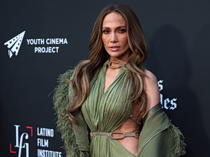 Jennifer Lopez: Ατύχημα με το φόρεμά της στην πρεμιέρα του Office Romance – Δείτε βίντεο