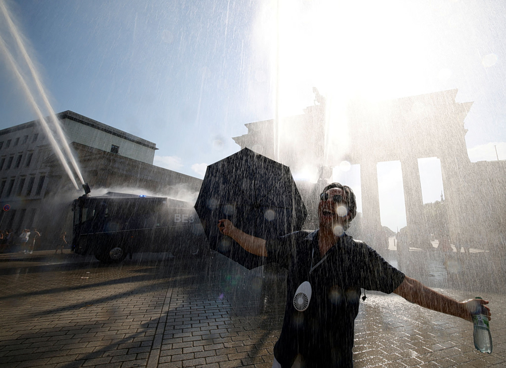 Γερμανία: Ιστορικό ρεκόρ ζέστης με 41,7°C – Αστυνομικά οχήματα δροσίζουν τους πολίτες στο Βερολίνο (βίντεο)