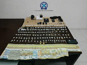 Προσποιήθηκαν υπαλλήλους εταιρείας παροχής ενέργειας, «ξάφρισαν» σπίτι στη Βάρη, αλλά συνελήφθησαν στο Ζεφύρι