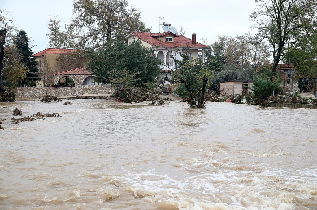 Χαλκιδική: Υπερχείλισαν χείμαρροι λόγω κακοκαιρίας – Διακοπές κυκλοφορίας στο οδικό δίκτυο