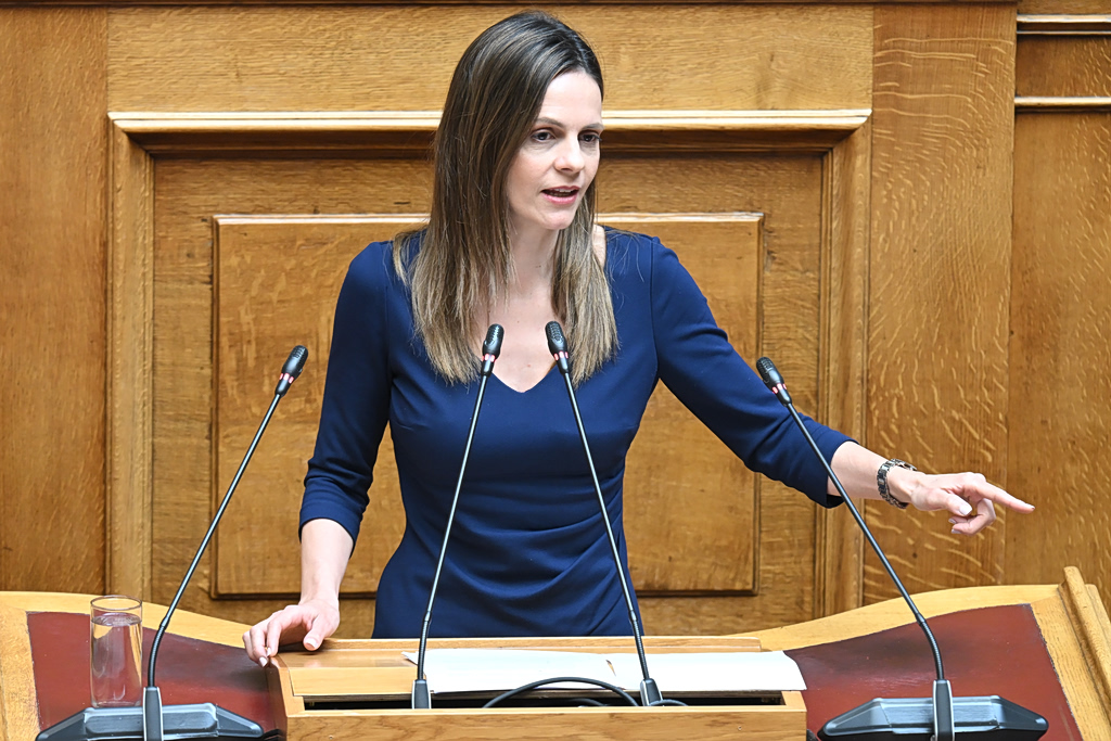 Έφη Αχτσιόγλου: Παραιτείται από τη βουλευτική της έδρα