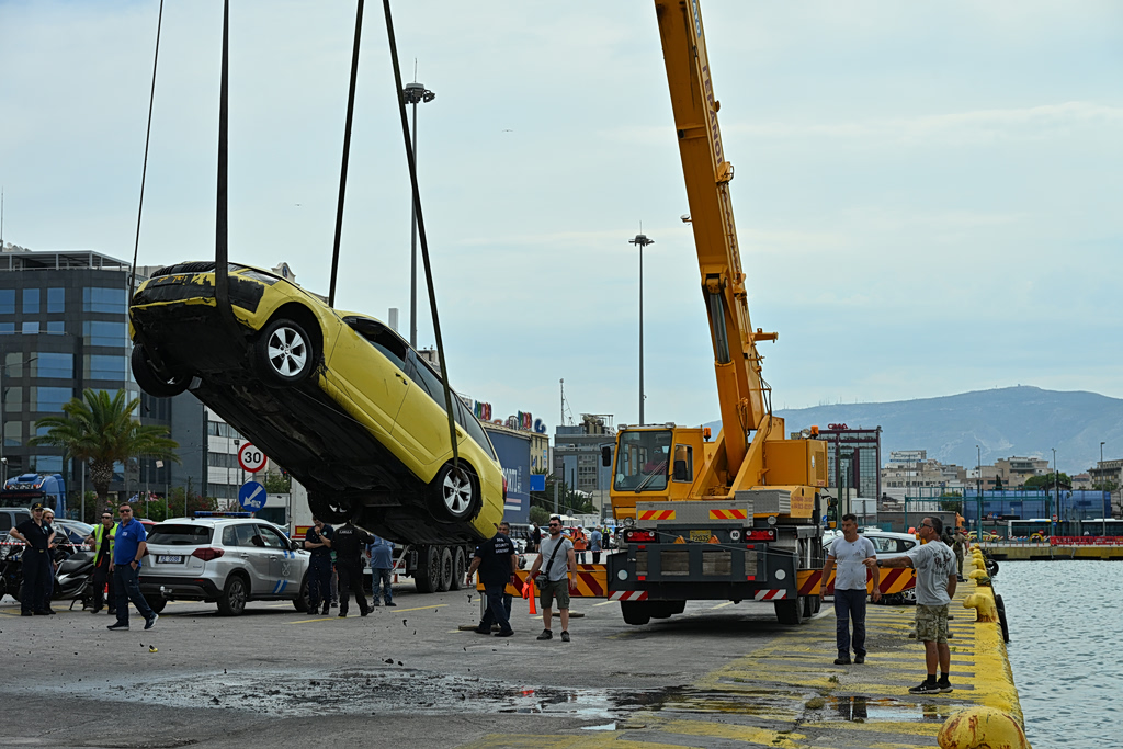 Τραγωδία στον Πειραιά: Νεκρός ο οδηγός ταξί που έπεσε στη θάλασσα – Τον απεγκλώβισαν δύτες