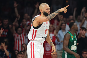 Ολυμπιακός: Ο Φουρνιέ γιόρτασε το πρωτάθλημα σε club της Αθήνας (vid)