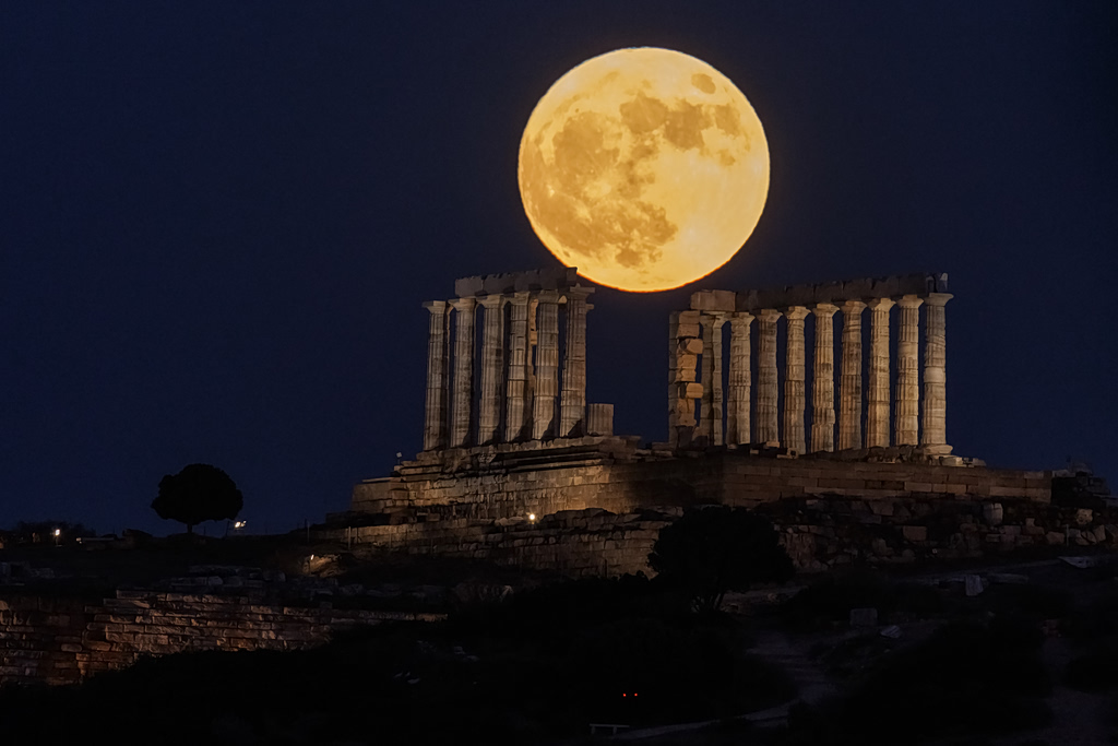 Το «Φεγγάρι της Φράουλας» μάγεψε το Θησείο: Εντυπωσιακές εικόνες από την πρώτη πανσέληνο του καλοκαιριού