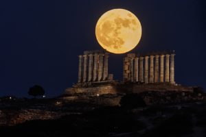 Το «Φεγγάρι της Φράουλας» μάγεψε το Θησείο: Εντυπωσιακές εικόνες από την πρώτη πανσέληνο του καλοκαιριού