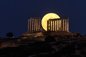 Πανσέληνος Ιουνίου: Το «Φεγγάρι της Φράουλας» – Εντυπωσιακές εικόνες στον νυχτερινό ουρανό