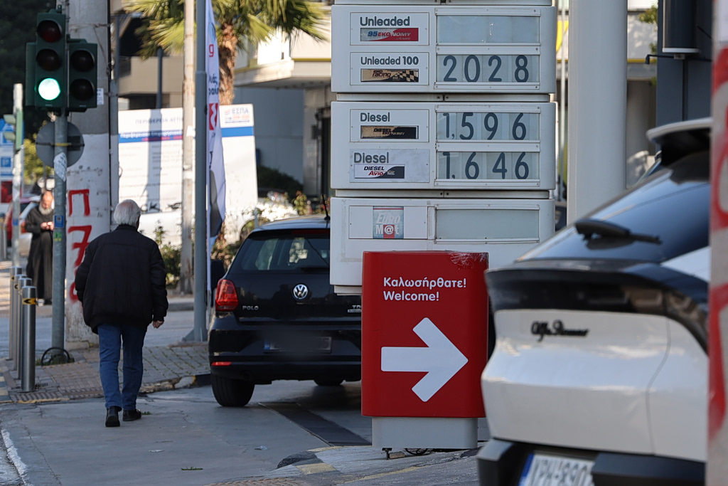 Σκηνές τρόμου στη Ραφήνα: Επιτέθηκε με αιχμηρό αντικείμενο σε δύο άτομα – Πελάτης τον καταδίωξε και τον χτύπησε με το αυτοκίνητο