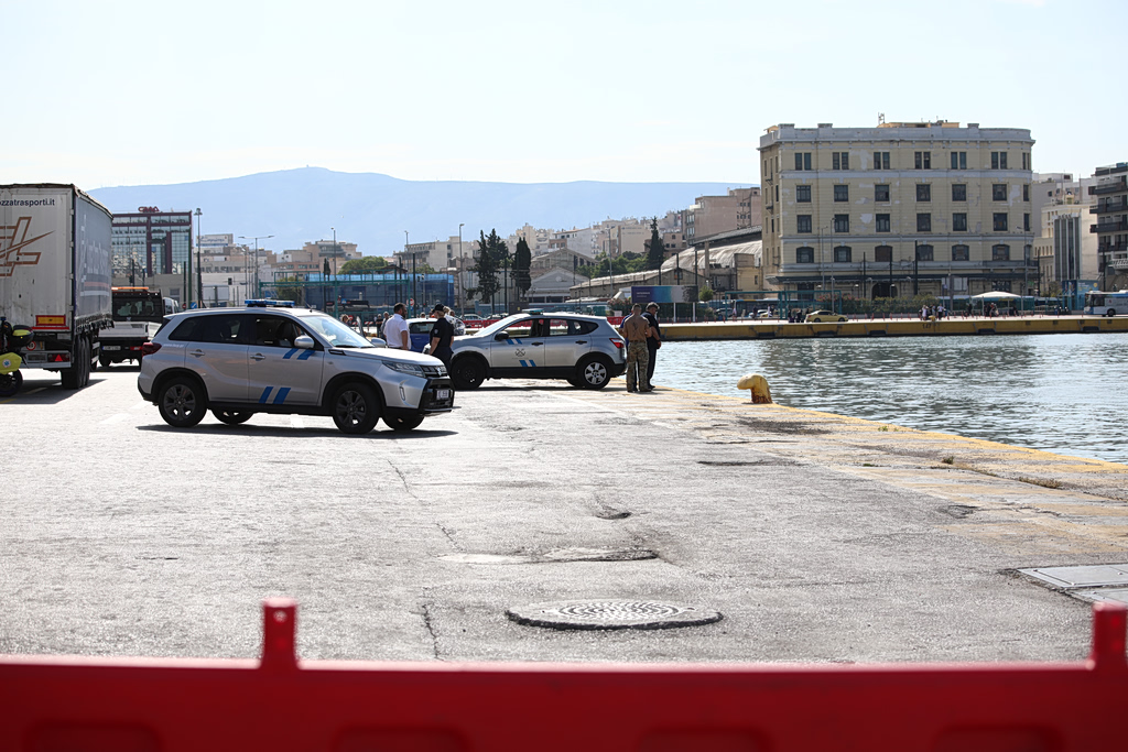Πτώση οχήματος στη θάλασσα στο λιμάνι Πειραιά – Σε εξέλιξη επιχείρηση του Λιμενικού