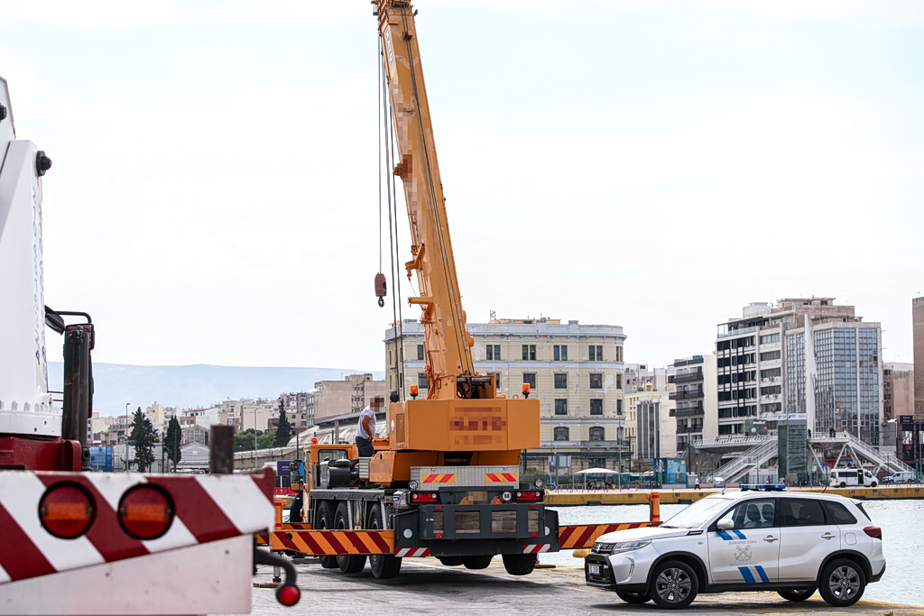 &Tau;&rho;&alpha;&gamma;&omega;&delta;ί&alpha; &sigma;&tau;&omicron;&nu; &Pi;&epsilon;&iota;&rho;&alpha;&iota;ά: &Nu;&epsilon;&kappa;&rho;ό&sigmaf; &omicron; &omicron;&delta;&eta;&gamma;ό&sigmaf; &tau;&alpha;&xi;ί &pi;&omicron;&upsilon; έ&pi;&epsilon;&sigma;&epsilon; &sigma;&tau;&eta; &theta;ά&lambda;&alpha;&sigma;&sigma;&alpha;