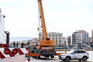 Τραγωδία στον Πειραιά: Νεκρός ο οδηγός ταξί που έπεσε στη θάλασσα – Δύτες τον απεγκλώβισαν