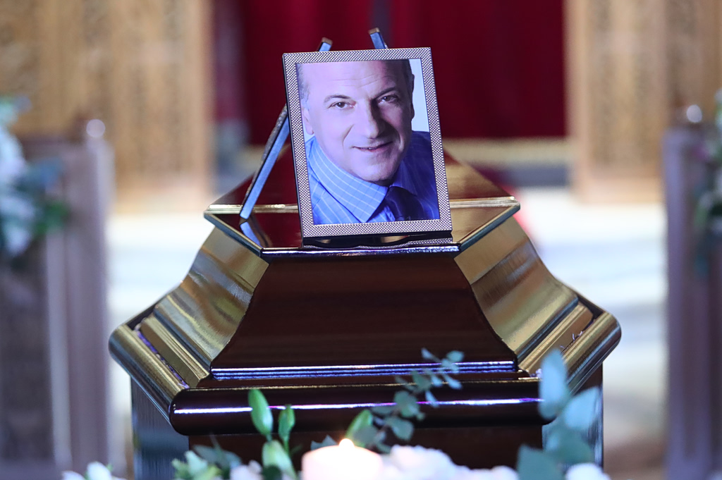 Σε κλίμα συγκίνησης η κηδεία του Νάσου Αθανασίου – Παρόντες δημοσιογράφοι και πολιτικοί