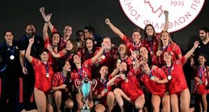 Στην κορυφή της Ευρώπης, η λαμπρή απονομή για τα «χρυσά» κορίτσια του Ολυμπιακού στο πόλο (vid)