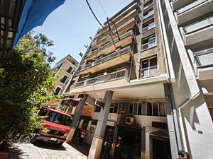 Φωτιά σε ξενοδοχείο στην Ομόνοια: Σκηνές τρόμου από την έκρηξη σε πατίνι – Τρεις τραυματίες ο ένας σοβαρά