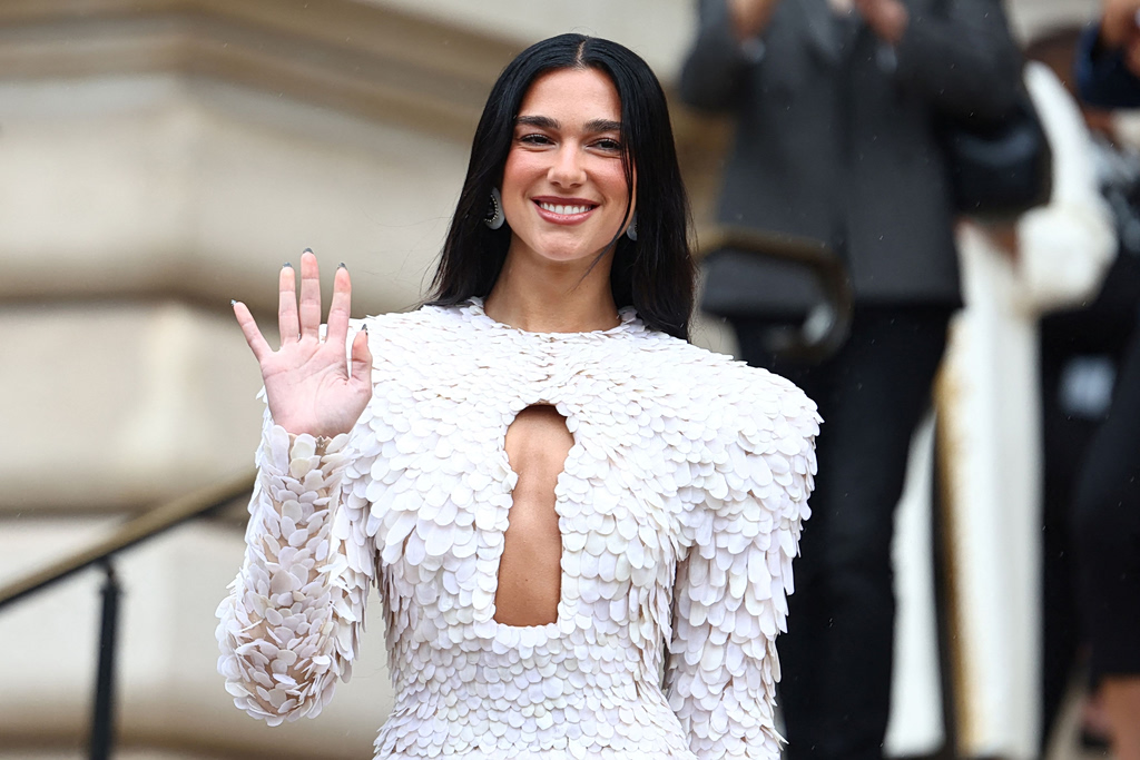 Η Dua Lipa δημοσίευσε στο Instagram φωτογραφίες από τον γάμο της με τον Callum Turner